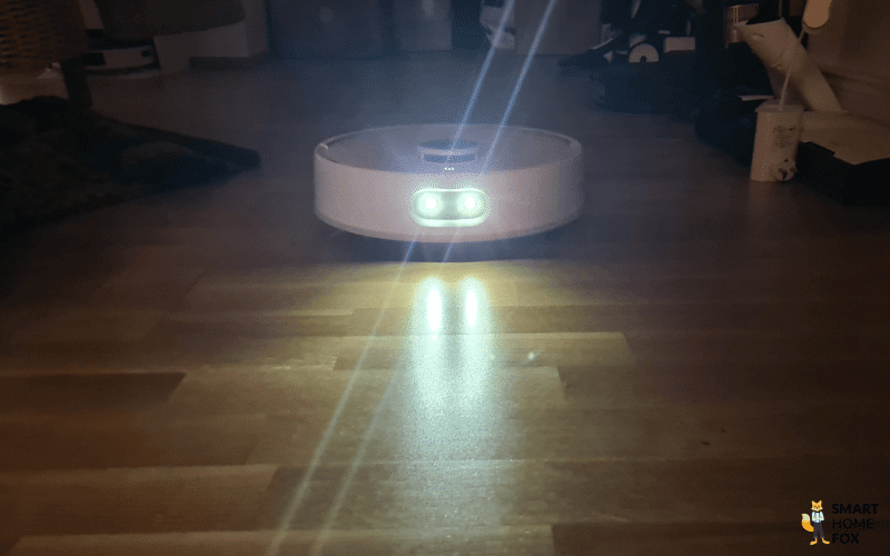 Die LED Lampe des SwitchBot S10 wird bei schlechten Lichtverhältnissen eingeschaltet.